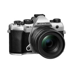 OM System OM-5 MKII argento con M.Zuiko Digital 12-45 mm PRO 2