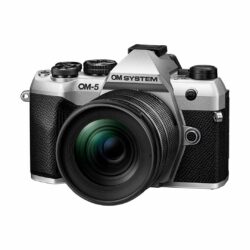 OM System OM-5 MKII argento con M.Zuiko Digital 12-45 mm PRO 3
