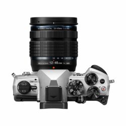 OM System OM-5 MKII argento con M.Zuiko Digital 12-45 mm PRO 4