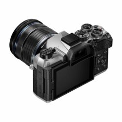 OM System OM-5 MKII argento con M.Zuiko Digital 12-45 mm PRO 5