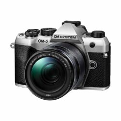 OM System OM-5 MK II argento con M.Zuiko Digital 14-150 mm II 3