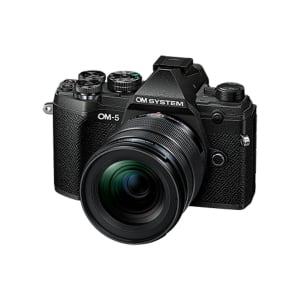 V210022BE000_OLYMPUS-OM-SYSTEM_Kit OM-SYSTEM Fotocamera OM-5 con M.Zuiko Digital ED 12-45mm F4 PRO – body nero
