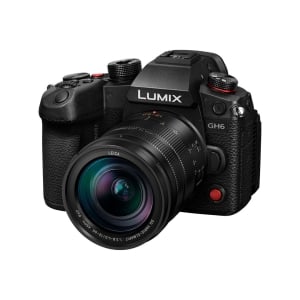Fotocamera Panasonic Lumix GH6 con obiettivo 12-60mm F2.8-4 Leica DG Vario-Elmarit