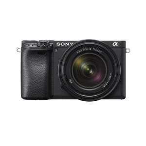 Fotocamera Sony Alpha 6400 APS-C con obiettivo E 18-135mm F3.5-5.6 OSS