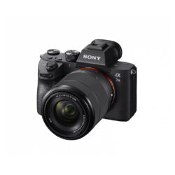 Sony Alpha A7 III con obiettivo Sony FE 28-70mm F3.5-5.6 OSS